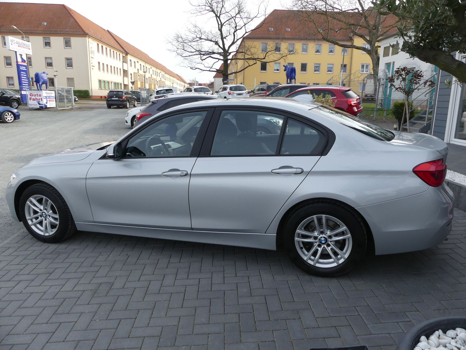 Fahrzeugabbildung BMW 318 Baureihe 3 Lim. 318i Advantage, 1. Hand