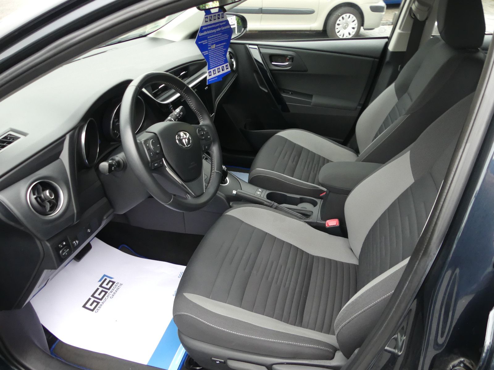 Fahrzeugabbildung Toyota Auris Hybrid Edition-S, Automatik